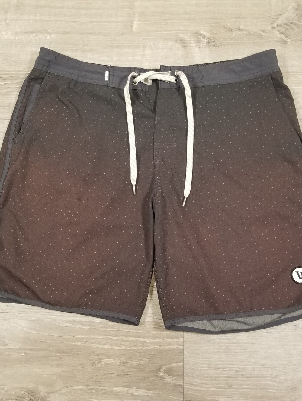 Vuori Cruise Board Shorts Mens 34 Charcoal Gray Black Micro Dot Swim Beach